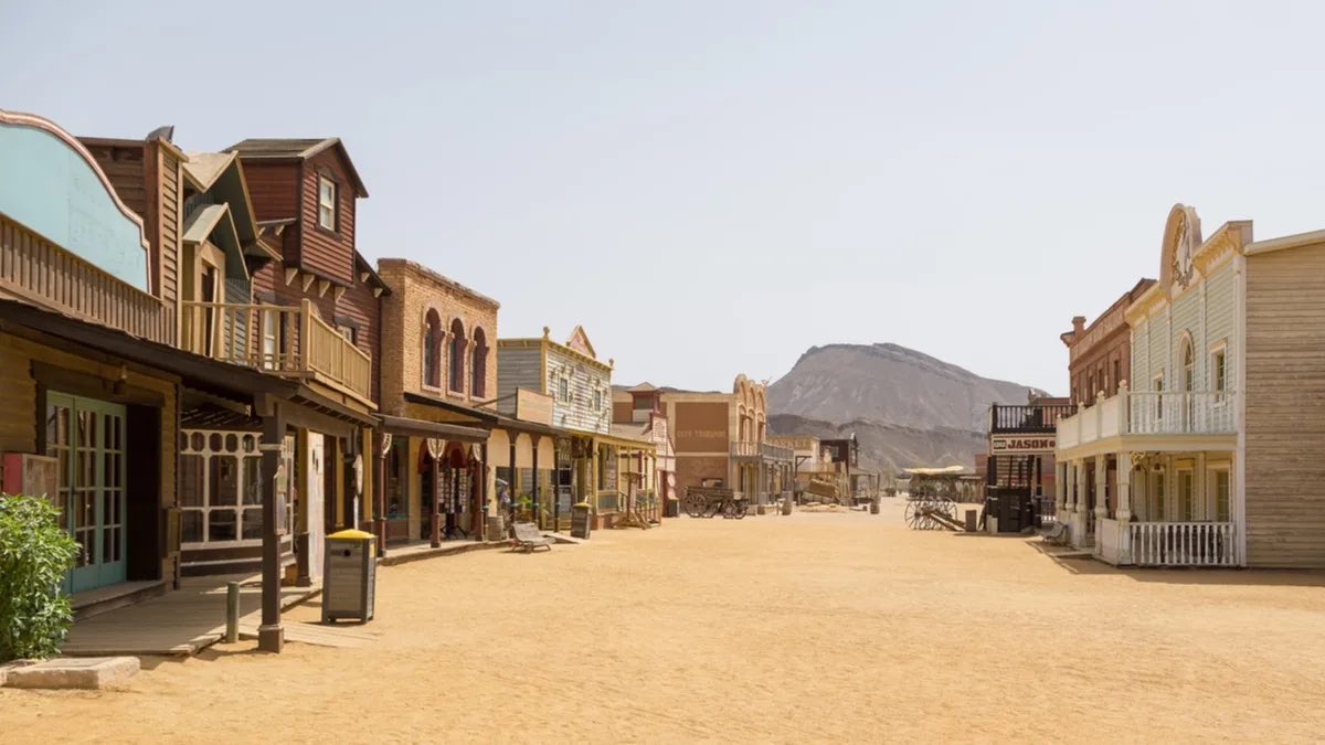 barstoolttu's tweet photo. Had to pick my horse up from Chimys this morning, (drank a little too much last night to ride her home) and look how peaceful Broadway looked! #Wreckem🌵 https://t.co/mUsiDlToy2