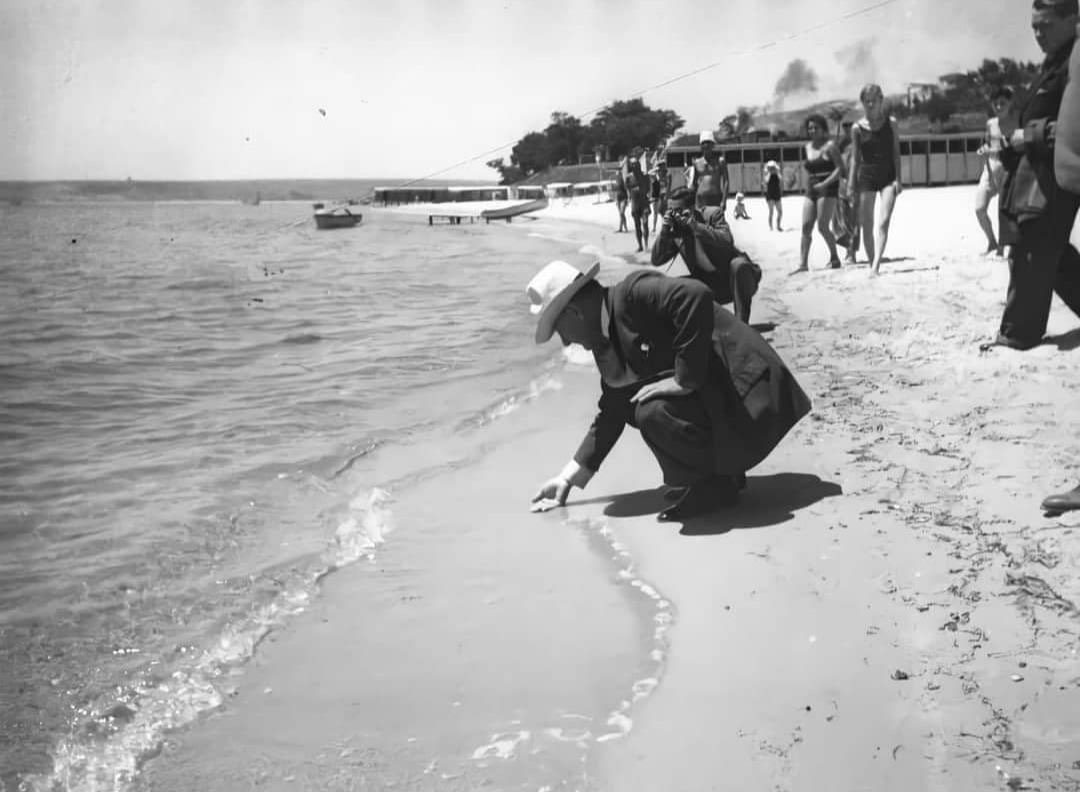 Avucunun tersi ile denize dokunmak, denizi iliklerine kadar hissetmektir. Bu nasıl bir bilgeliktir. Gazi Mustafa Kemal ATATÜRK Florya plajında suyun sıcaklığını eliyle kontrol ederken. ( 1935 ) #GaziMustafaKemalAtatürk #ATATÜRK #EnbüyükTürkAtatürk #KıbrısBarısHarekat