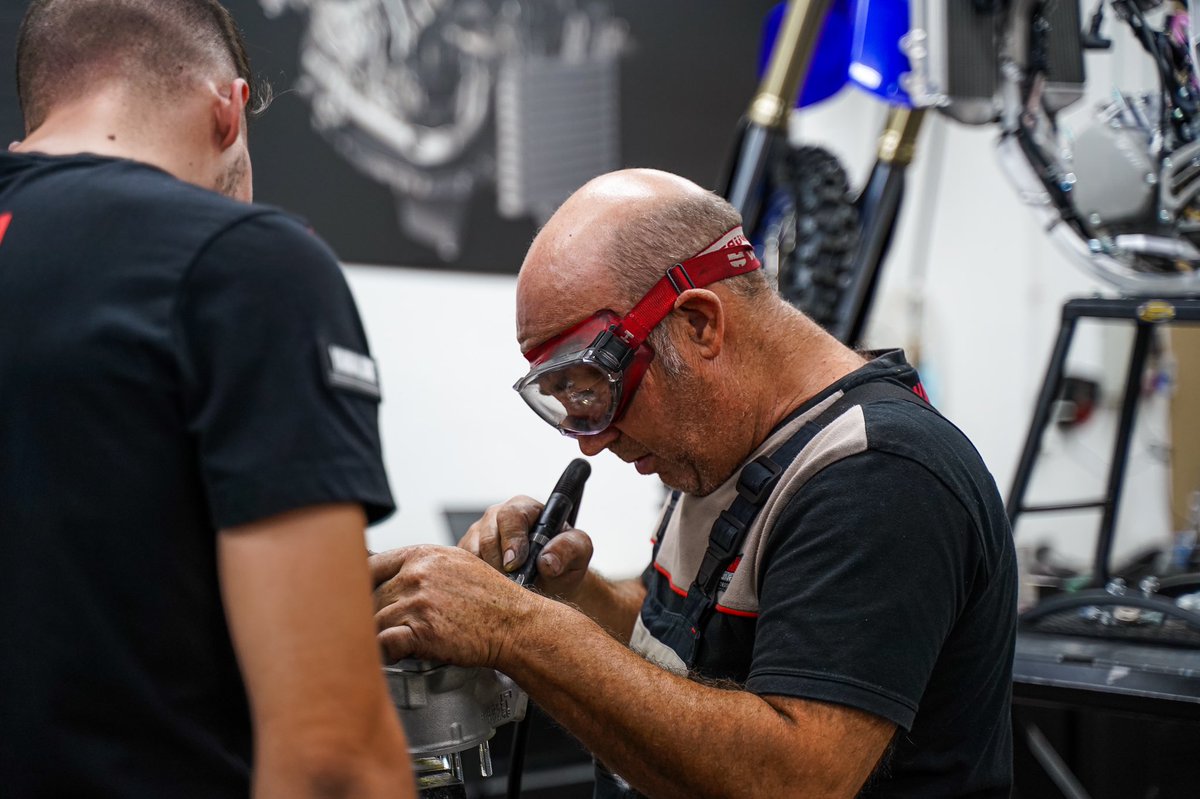 ecastromotos's tweet photo. 👨‍🔧 En #EduardoCastroMotos trabajamos con profesionales altamente cualificados y con años de experiencia para ofrecerte el mejor servicio.

🔝 Contamos con un amplio equipo de taller homologado por #Yamaha. ¡Pon tu moto en buenas manos!

#EduardoCastroMotos #taller #Sevilla https://t.co/qpM2agO6KX