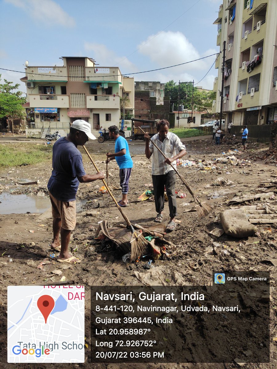 NavsariNp's tweet photo. @SwachhBharatGov @CMOGuj @pkumarias @CollectorNav
નવસારી શહેર માં પુર આવ્યા બાદ શહેરના દરેક વિસ્તારોમાં સફાઈ અને જંતુ નાશક દવા છંટકાવ કામગીરી હાથ ધરવામાં આવી. https://t.co/6Qnzt0Zhnq