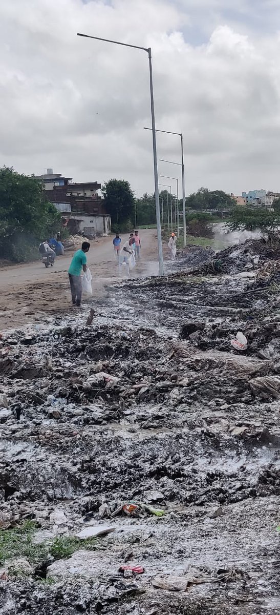 NavsariNp's tweet photo. @SwachhBharatGov @CMOGuj @pkumarias @CollectorNav
નવસારી શહેર માં પુર આવ્યા બાદ શહેરના દરેક વિસ્તારોમાં સફાઈ અને જંતુ નાશક દવા છંટકાવ કામગીરી હાથ ધરવામાં આવી. https://t.co/6Qnzt0Zhnq