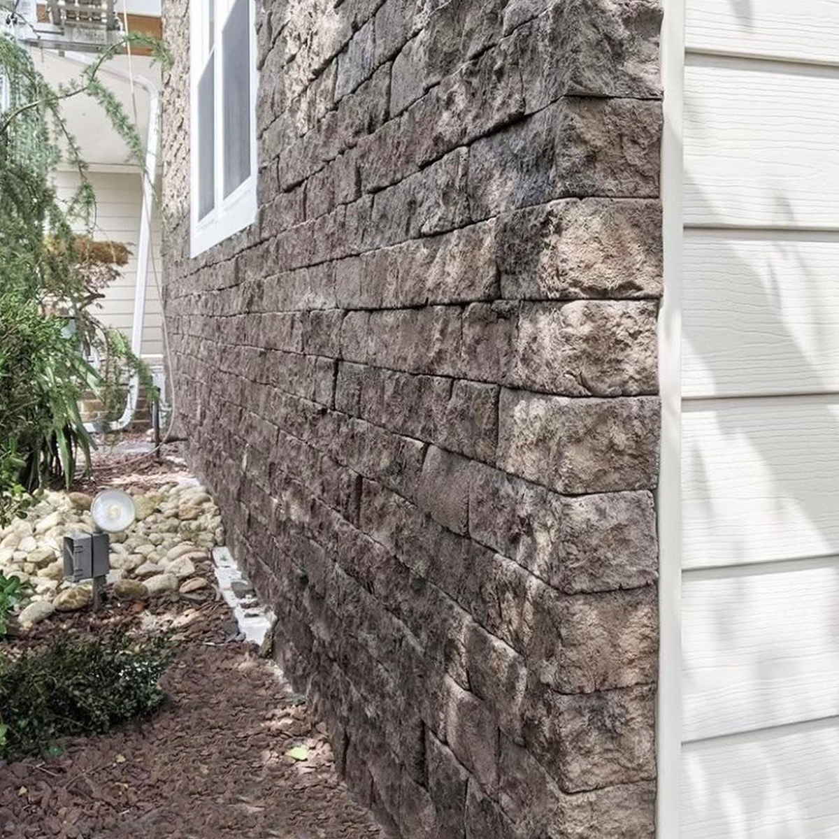 Evolve Stone corners are style-specific and have varied dimensions to naturally complement the style of any structure. #EvolveStone #cornerstyle 

Style: National True
Color: Kodiak Mine