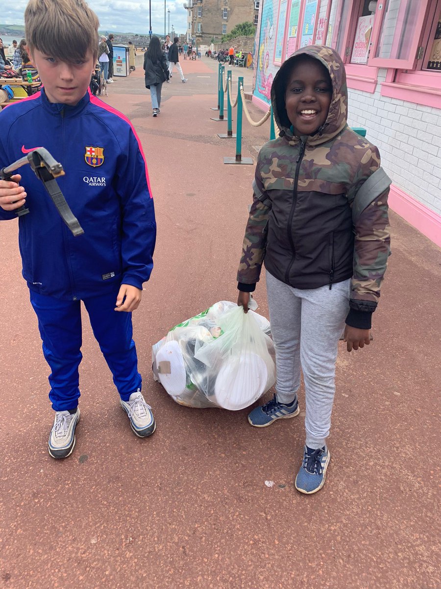 A BIG thank you to some of the young people volunteering their time to help pick up litter @ Portobello beach organised by @Civerinos 👏🏻

@EdinPolNE 
@BBCCiN 
@Thrive_Outdoors 
@InspiringSland 
@Plus1mentoring 
#learningsustainability #informaleducation #diversionaryactivity