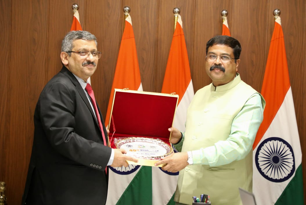 DirHR_iocl's tweet photo. Always an honour to interact with Hon'ble Union Education Minister Sh @dpradhanbjp. Met him today as IFTDO Past President &amp; thanked him for his kind patronage that made 49th IFTDO World Conference, held this May, a grand success. His valedictory speech truly elevated the event. https://t.co/3oWZlbtAyh