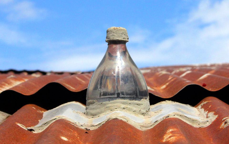 Invents simples però memorables: Alfredo Moser, un mecànic brasiler que el 2002 s'inventà l'ampolla solar que ha millorat la vida de milions de persones arreu del món. Una ampolla de plàstic travessada al sostre, amb una mica d'aigua, fa la llum d'una bombeta de 40-60 watts.