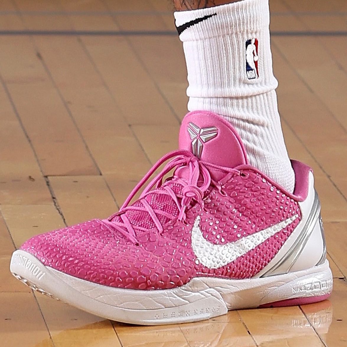 👀 <a href="/JeremySochan/">Jeremy Sochan</a> in the Nike Kobe 6 Protro “Think Pink” at the #NBARooks Photo Shoot! #NBAKicks