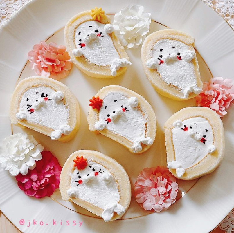 daily_dolce's tweet photo. Seal roll cake by jko.kissy https://t.co/azbkfCiNrG