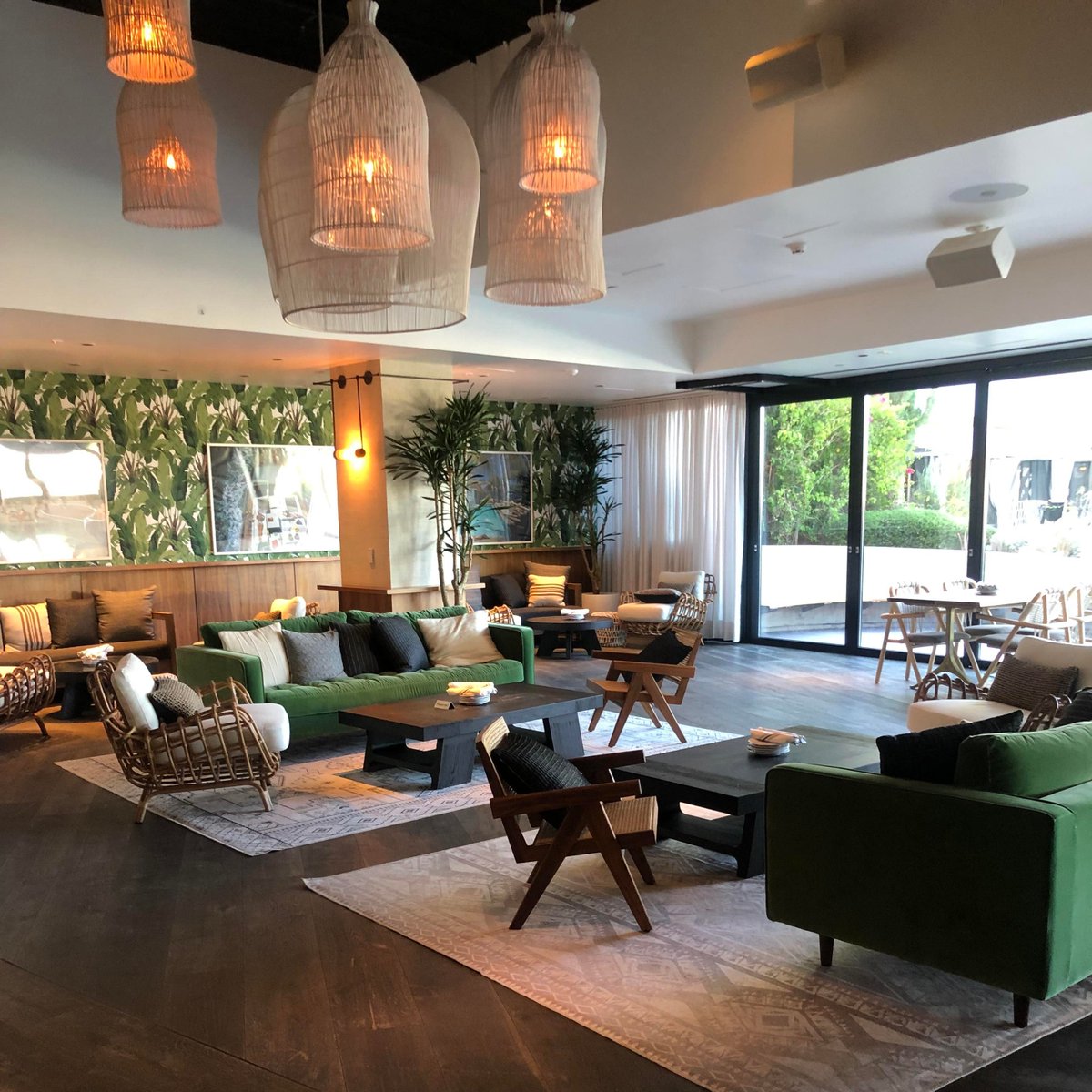 Revival at @Kimpton Sawyer Hotel introduces a new refresh and an amazing 'California Cool' vibe with delightful bites and hand crafted cocktails perfect for Happy Hour or any day ending in 'y'. 🍹🍃 Music + Events: tinyurl.com/2849rebw #summervibes #poolside #DOCO