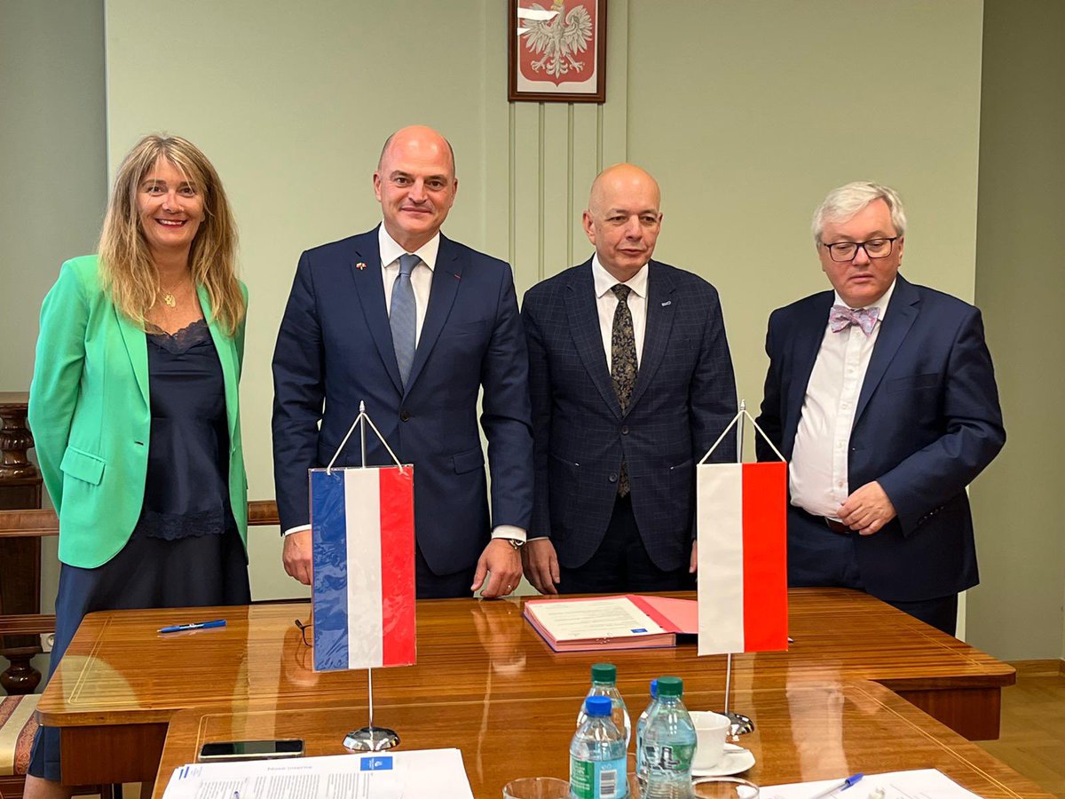 Notaires_CSN's tweet photo. Rencontre bilatérale à Varsovie 🇵🇱 : riches échanges entre Lech Borzemski, Pdt du #notariat polonais, et David Ambrosiano, @President_CSN et @SabotBarcet, 1ère vice-présidente du @Notaires_CSN ;  signature du renouvellement de l’accord de coopération entre les deux #notariats. https://t.co/r9pYChfQKp