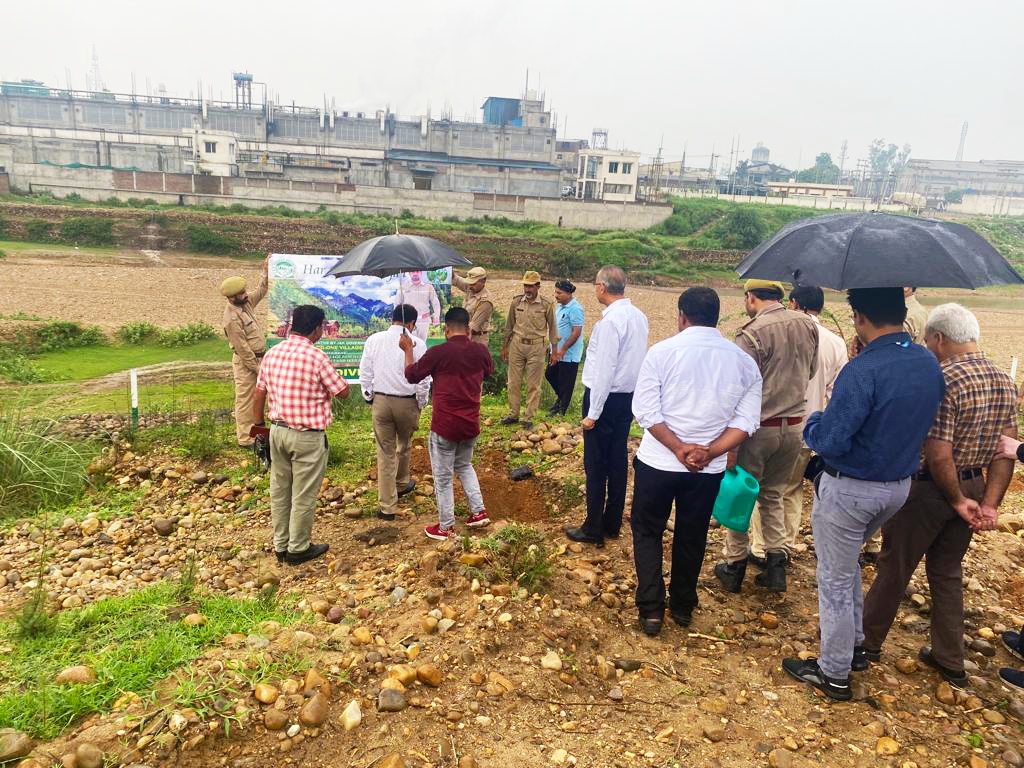 AuthorityJammu's tweet photo. Plantation drive held by JDA today in collaboration with Forest Deptt at JDA colony Birpur and Bahu Plaza. 375 plants of various species planted. V.C JDA, DFO Samba, Public representatives, locals, Bahu Plaza Association &amp; citizens from all walk of life participated in the drive https://t.co/tGvvE8EHf5