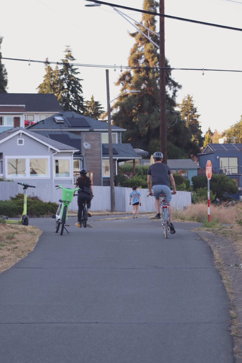 dontesreset's tweet photo. This guy on the bike at one point stopped and looked back at me as if he wanted me to snap a picture of him. Just before I could a car alarm went off pulling my attention. By the time I refocused he was on the move again. #Seattle #photography #bikes #scooter https://t.co/AXE954C9db