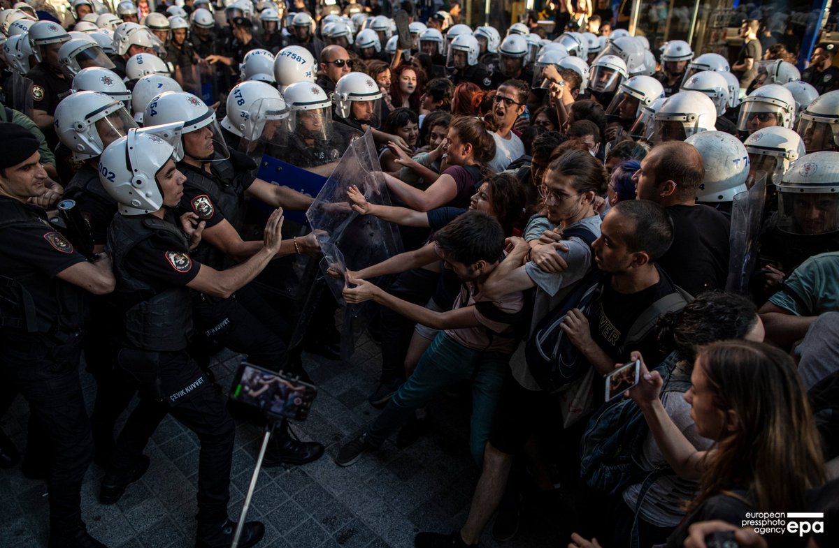 _erdemsahin's tweet photo. Turkish police detain protesters during the seventh anniversary of the 2015 Suruc bombing in Istanbul, Turkey, 20 July 2022. #SurucKatliamı #Suruc7Yıl @epaphotos https://t.co/bFrpOqzs4z
