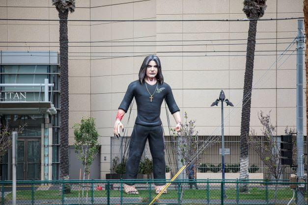 BLABBERMOUTHNET's tweet photo. 25-Foot Inflatable OZZY OSBOURNE To Welcome Attendees To San Diego's 'Comic-Con International' https://t.co/Tg1aoBGvvB https://t.co/82U8V8rc8M