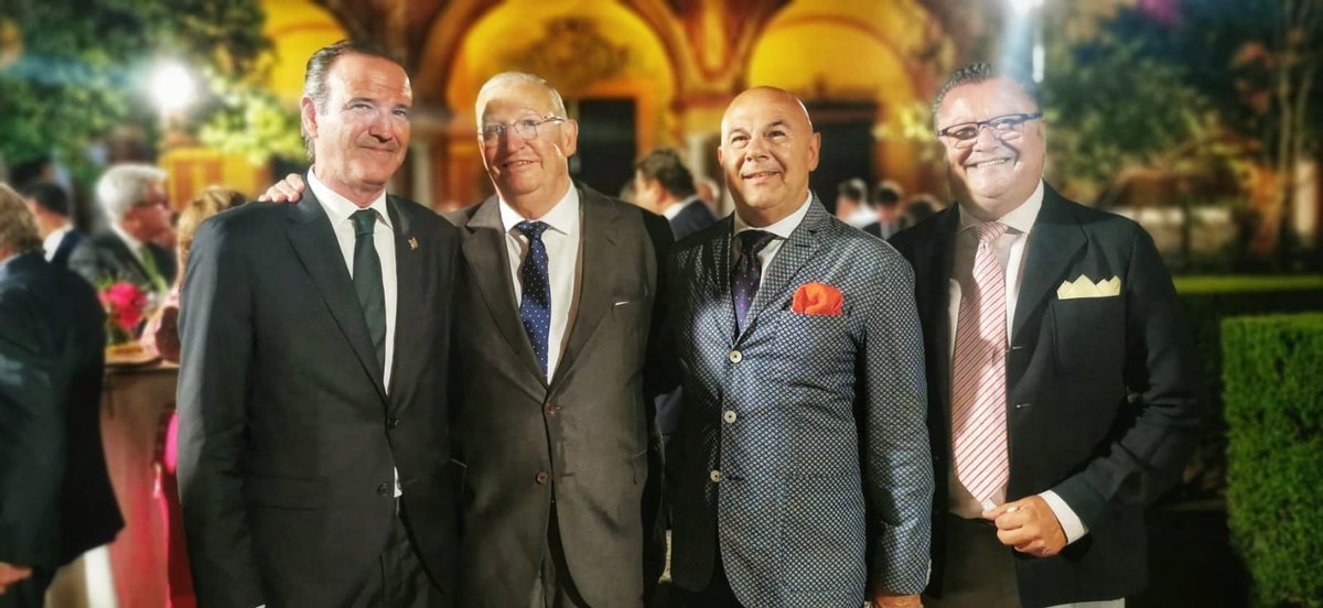 Ayer representando a la Asociación Gremial de Arte Sacro de Sevilla  en la toma de posesión de la Junta Superior del Consejo General de Hermandades y Cofradías. <a href="/ArzobispoSaiz/">José Ángel Saiz Meneses</a> <a href="/ElConsejoSev/">Consejo HH y CC Sevilla</a> <a href="/VelezFVelez/">Francisco Velez</a> <a href="/elllamadorcsr/">elllamadorcsr</a> <a href="/LaRecogiaCorreo/">La Recogía</a> <a href="/LaPasion7TV/">La Pasión</a> <a href="/PTV_Sevilla/">PTV Sevilla</a>