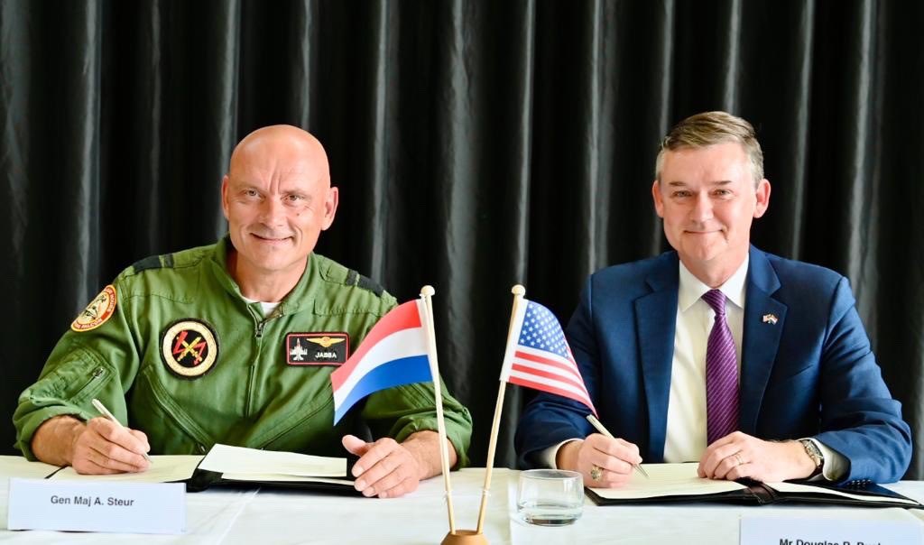 Defensie's tweet photo. Defensie en het Amerikaanse leger delen binnenkort informatie over eisen bij de aanschaf van helikopters. Deze samenwerking, die vandaag schriftelijk vastgelegd werd, drukt o.a. de kosten. Ook zijn eventueel tegenvallende prestaties zo beter te voorkomen. https://t.co/kNuqvTTwjF https://t.co/Zmmqj8JjBF
