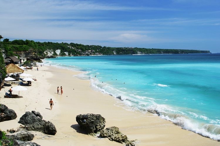 Playa Kuta es una de las playas más visitadas y famosas de Indonesia. ¿Sabes por qué? Aquí te lo contamos. #playakuta #indonesia #bali #blue #HOTguide #hotbook hotbook.mx/playa-kuta-una…