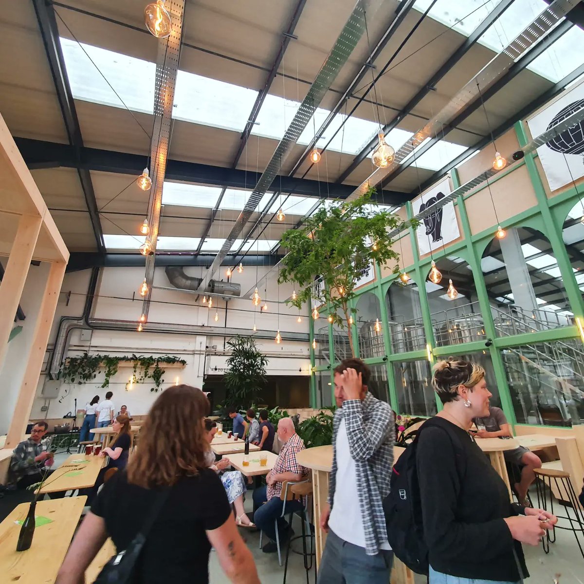 Well, Hello there new <a href="/wiperandtruetap/">Wiper and True | Old Market Taproom</a>! Had to check this place out as I've seen everyone else's posts! A mid week cheeky pint out out! What a place, huge outdoor seating, massive selection or ales and beers (obviously!). #midweekdrink #newdrinkingspot #keepitlocal