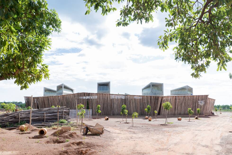 archslate's tweet photo. Usage of local materials is becoming more relevant in architecture with the profession coming to a conclusion that applying current methods of construction without regard for ecological and local balances as a concept must be made a relic. Read our Blog on Archslate | Link in Bio https://t.co/NdVML2ZcRX