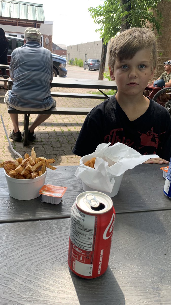 Hutchy_11's tweet photo. Enjoying lunch with my little bud today. #chipbox https://t.co/2BENz9jU6S