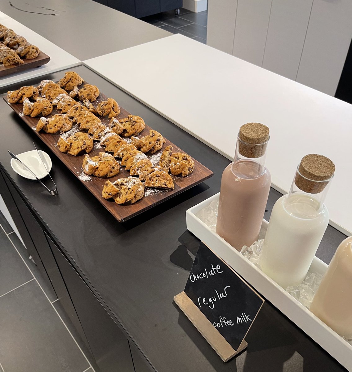 GetCrunchtime's tweet photo. Time for a mid-meeting snack. 🍪 #LifeatCrunchTime https://t.co/hsG5ObFGhQ