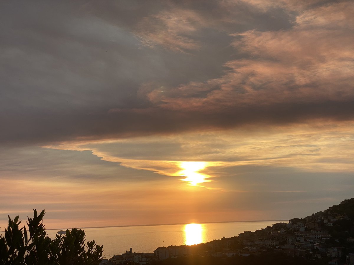 Isa_Fran_co's tweet photo. Nuvole e fumo

Un mesto #tramonto a #Nordest #stasera 
#Carso #fuoco #incendio https://t.co/NQK9cJFhmE
