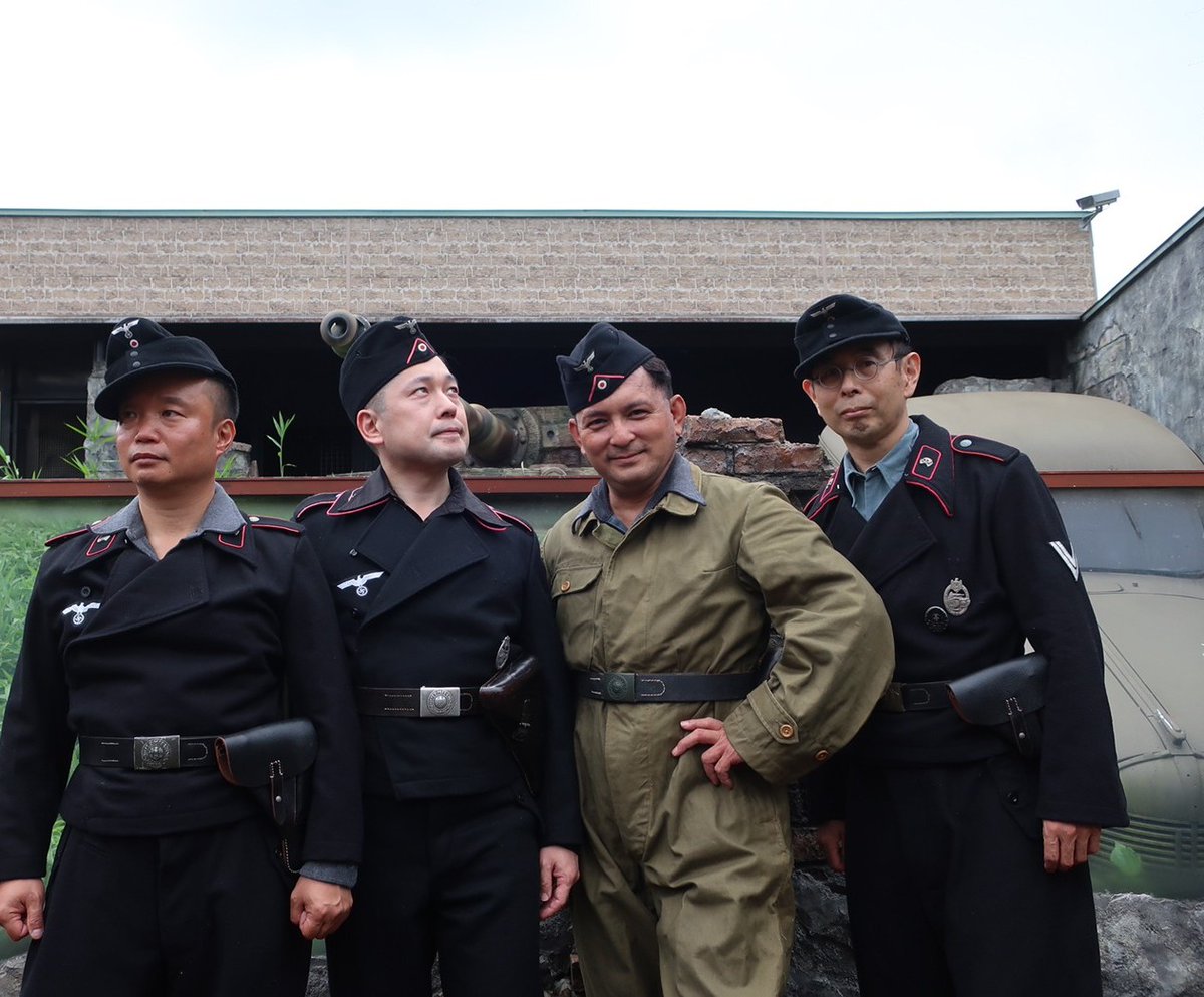 ドイツの戦車兵は黒いパンツァーヤッケのイメージが強いが、大戦中期