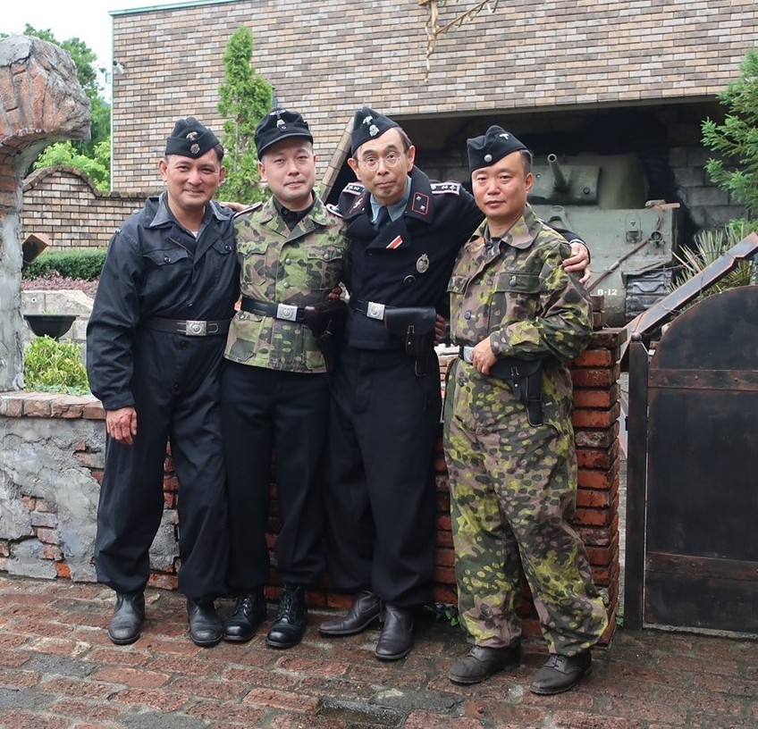 ドイツの戦車兵は黒いパンツァーヤッケのイメージが強いが、大戦中期