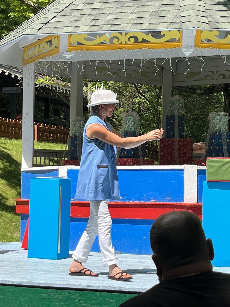 kupcraft's tweet photo. Watching a phenomenal magic show by Alyx Frost @NorthPoleNY https://t.co/VpLUPGtlt7