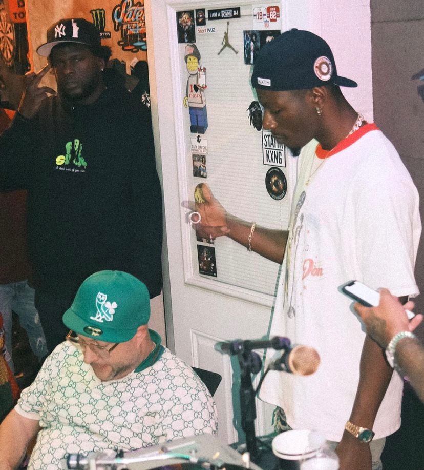otautune's tweet photo. Joey Bada$$, Larry June &amp; Statik Selektah en studio à Brooklyn sous l'oeil du photographe Miggs. https://t.co/EzumI80RT1