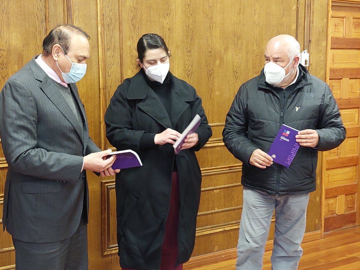 userena's tweet photo. ⭕️Rector #ULS Nibaldo Avilés recibe la visita de la Subsecretaria de Servicios Sociales del
@mindesarrollo, @franperalesf, y del Seremi de Desarrollo Social y Familia, Eduardo Alcayaga, quienes participarán en el "Módulo Informativo Vota Informado” a realizarse en #FACSEJ https://t.co/4uthF7rbnn