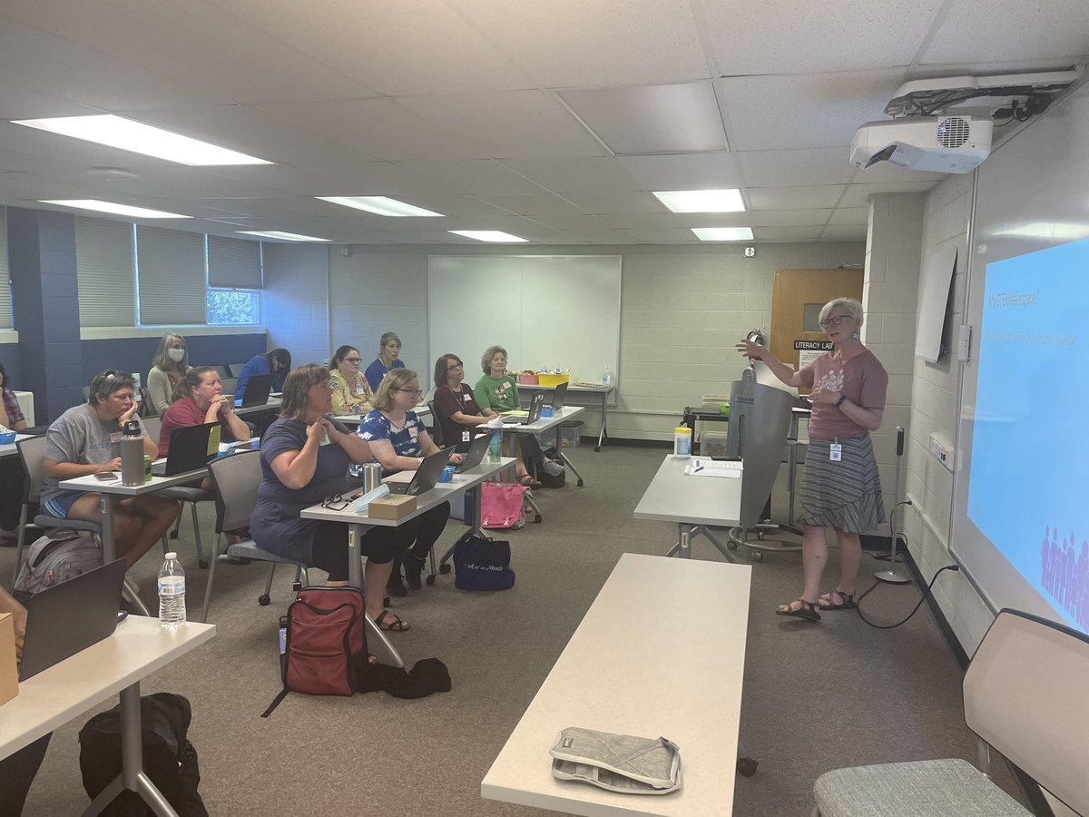 NancyCravey's tweet image. Some of our SLMCs spent the day playing with @Sphero and collaborating on STEM challenges. #GCSLibrariesEngage elementary students with STEM and literacy but they also enjoy time to learn and play!