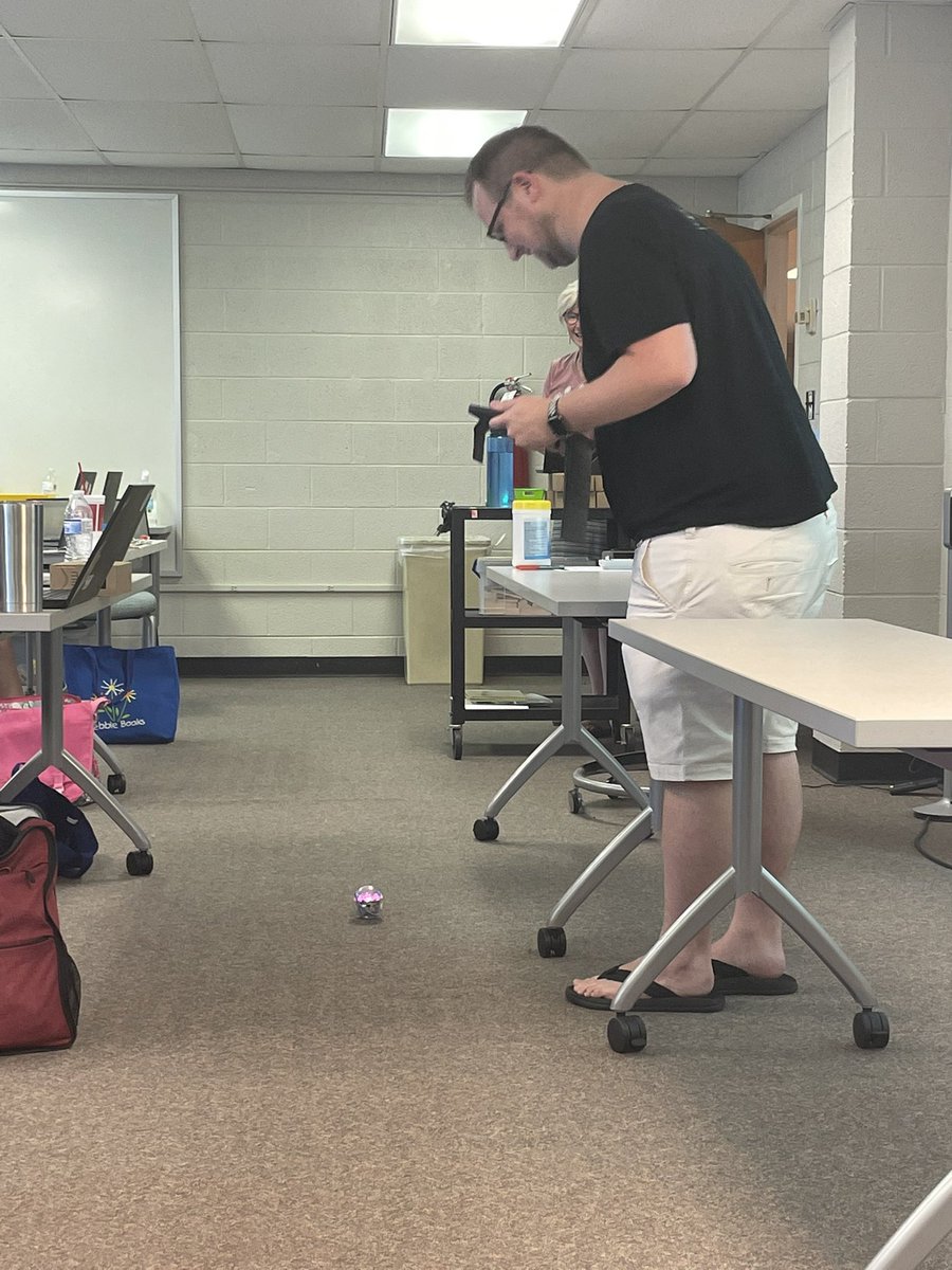 NancyCravey's tweet image. Some of our SLMCs spent the day playing with @Sphero and collaborating on STEM challenges. #GCSLibrariesEngage elementary students with STEM and literacy but they also enjoy time to learn and play!