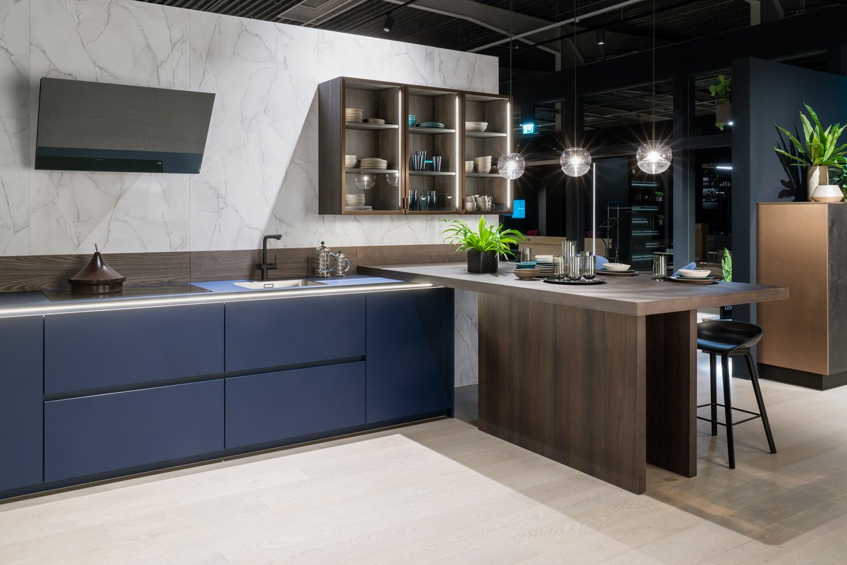 If you are striving for a classy but unique kitchen update, consider blue. It has a huge range, from bold to subtle, and the undertones make it easy to select complementary decor.  did.li/q67Hw

#kitchengoalss #luxurykitchen #modernkitchen #leicht #leichtwestchester