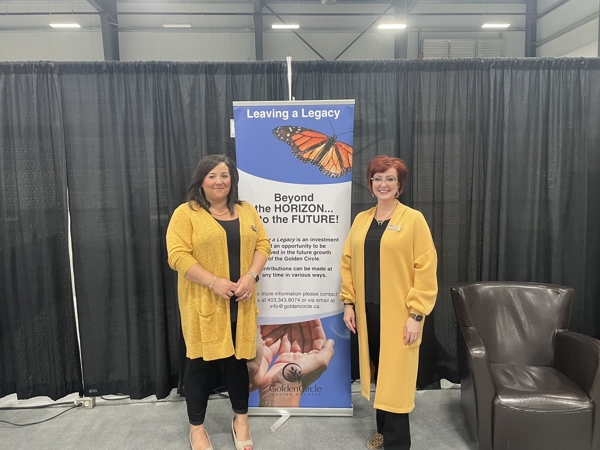 RougeRuminant's tweet photo. Melissa and I are twinning in gold today at the @GoldenCircleRd booth.
#respresentationmatters https://t.co/HmAVR6E91d
