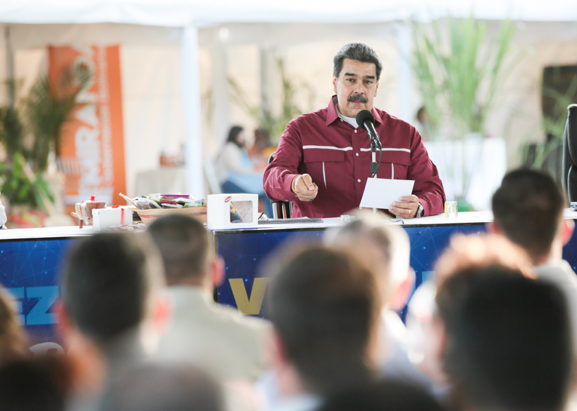 mippci_ven's tweet photo. 📢 Pdte. @NicolasMaduro informó que "En el primer semestre de 2022, tuvimos un crecimiento de dos dígitos en la economía productiva del país". Lea más⏩ https://t.co/NlWbNvB3yn 
#VenezuelaProductiva https://t.co/ACJ2FccRKe