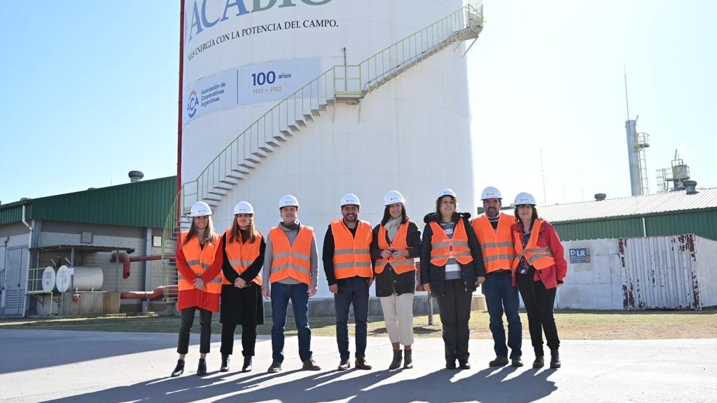 LioneCattalini's tweet photo. Hoy conocimos #ACABio, una empresa de 20 mil productores argentinos conformados en 65 cooperativas (de Santa Fe y Córdoba). Son los mayores productores de bioetanol del país 🇦🇷 🙌 https://t.co/31S0G1YvPf