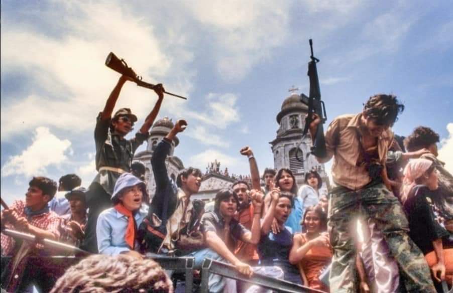 😌☝🏼Sabías q la 1era celebración del triunfo d la Revolución Popular Sandinista fue el 20  de Julio d 1979
Si pudiera viajar en el tiempo, iría a ese momento, plaza llena d pueblo llorando d alegría, bailando, cantando.
 Sabiendo q al fin eran libres 🥹😍
#4319FuerzaDeVictorias