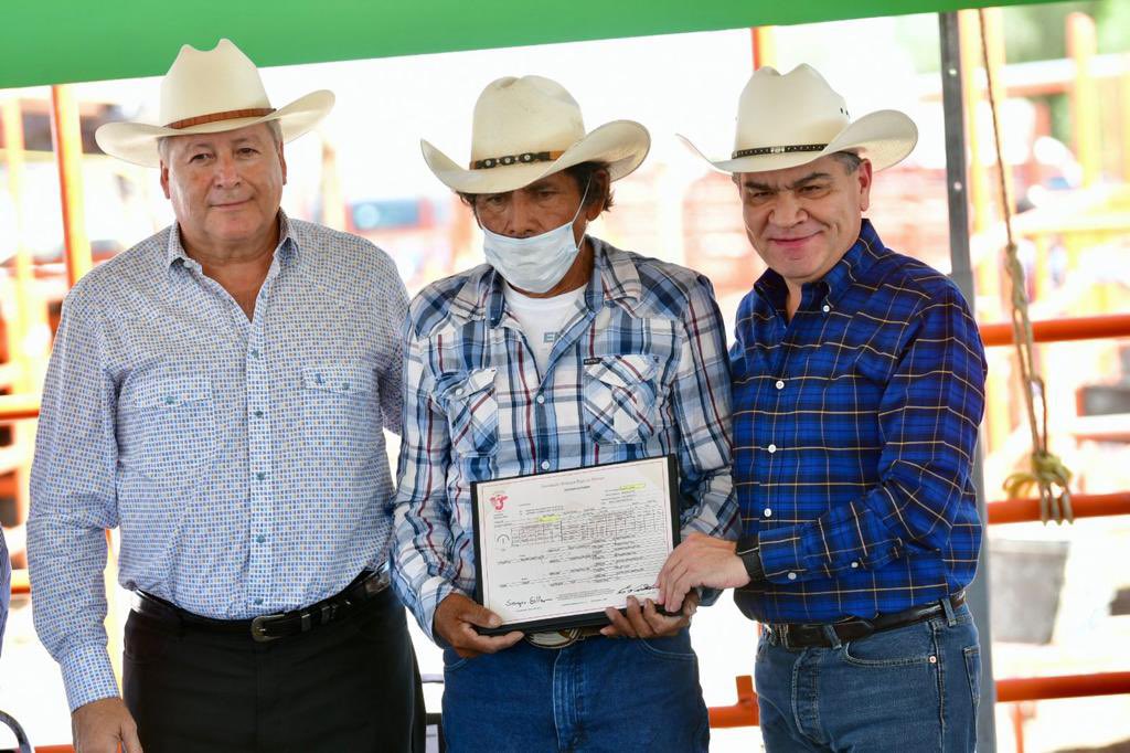 🐂🥩 Hoy llevamos a cabo la entrega de apoyos para la adquisición de sementales bovinos, como parte del Programa de Calidad Genética 🧬 en conjunto con el alcalde de #Saltillo, <a href="/chema_fraustro/">Chema Fraustro</a>.