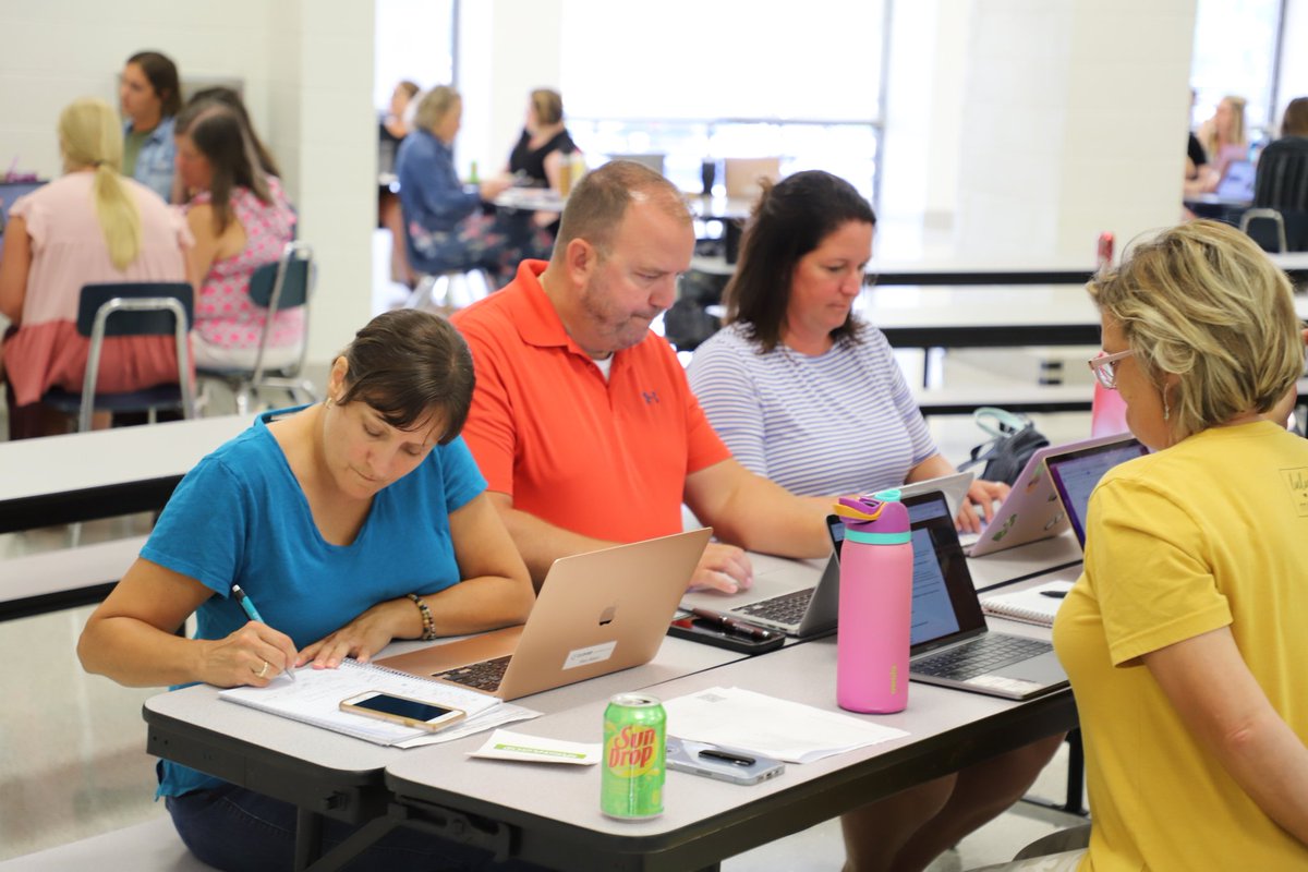 CloverEagles's tweet image. Energy all around!

It&apos;s been a great couple days working with our staff to #PersonalizeCSD. The countdown is on to August 15.

Our staff can&apos;t wait to put what they&apos;ve learned into practice with students.

#CSDinAction