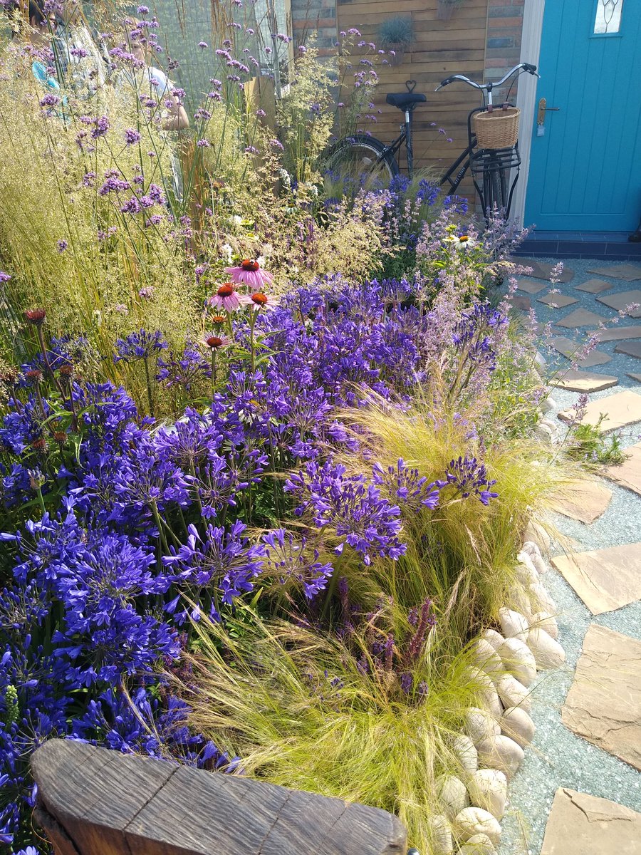 JoanneRyan01's tweet photo. 'Journey Home' - Petrus Homeless Charity Greener Front Garden #RHSTatton show, @petrus_cmty lovely! https://t.co/pnntBz4Enb https://t.co/rXhflosg4C
