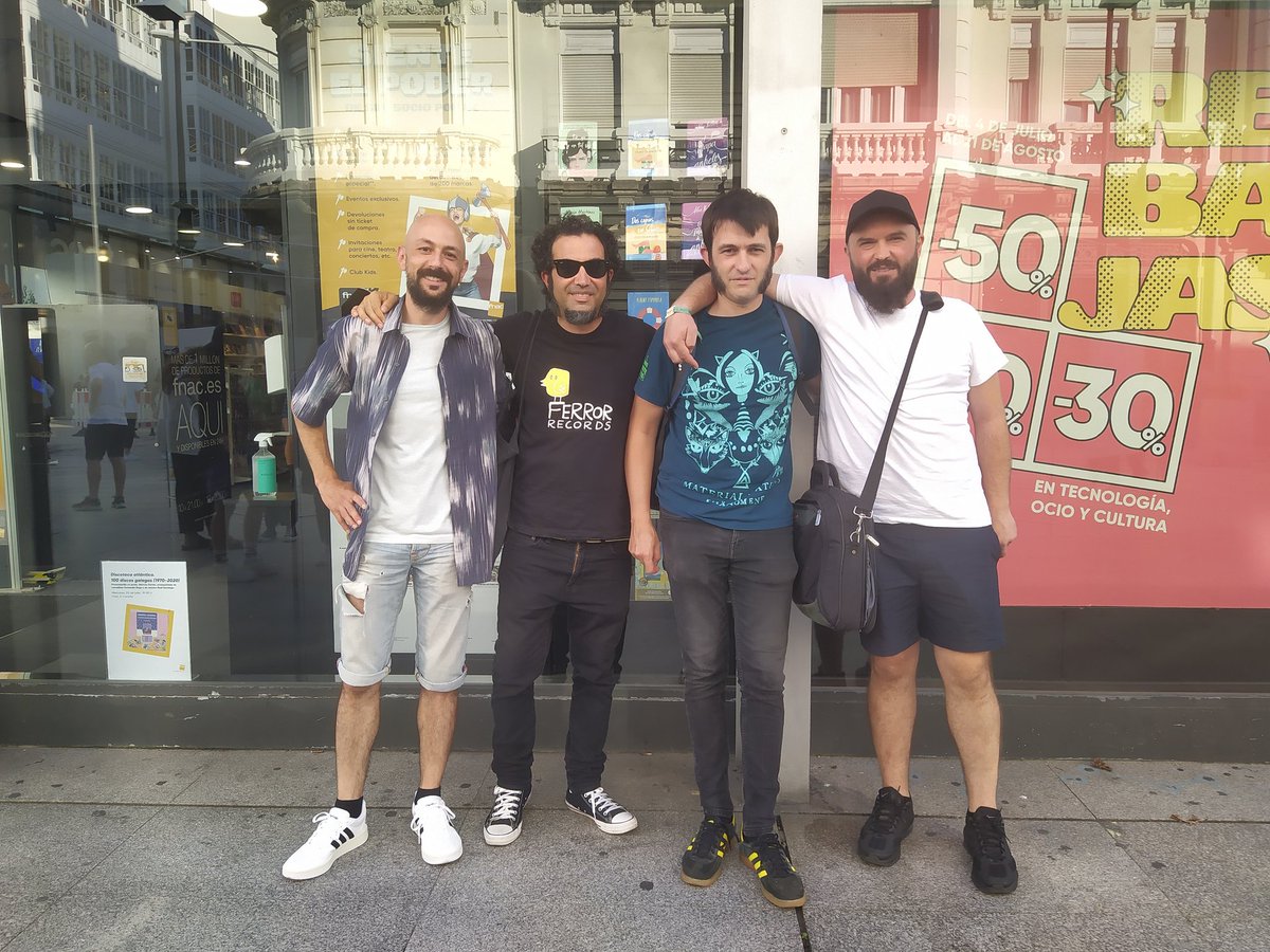 Hoxe na Fnac de A Coruña con Koroiev, Marcos Gendre e Raul Santiago na presentación de "Discoteca Atlántica" (Galaxia). 

<a href="/FernandoFRego/">Fernando F. Rego</a> <a href="/GendreMarcos/">Marcos gendre</a> <a href="/robertocastele1/">Roberto Casteleiro</a> #koroiev <a href="/MusculoMusica/">Músculo!</a> <a href="/EdGalaxia/">Editorial Galaxia</a>