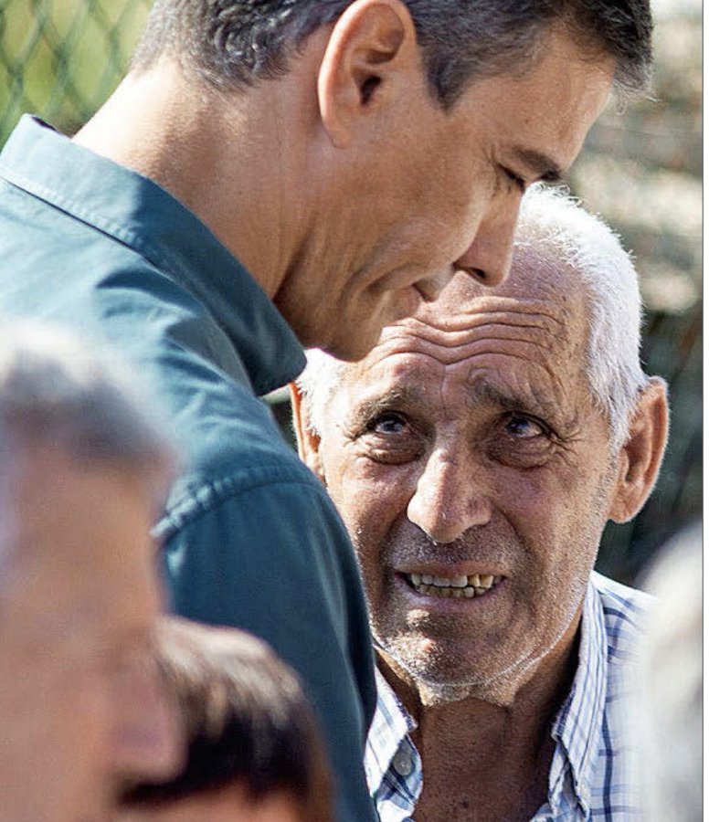 vanesantos09's tweet photo. No sé quién es el autor de la foto, pero es tremenda. Los ojos del caballero llenos de pena, rabia, dolor, miedo, impotencia... y la expresión de Sánchez de soberbia reflejan lo que es y lo que está haciendo. https://t.co/sZgSkk0c3X