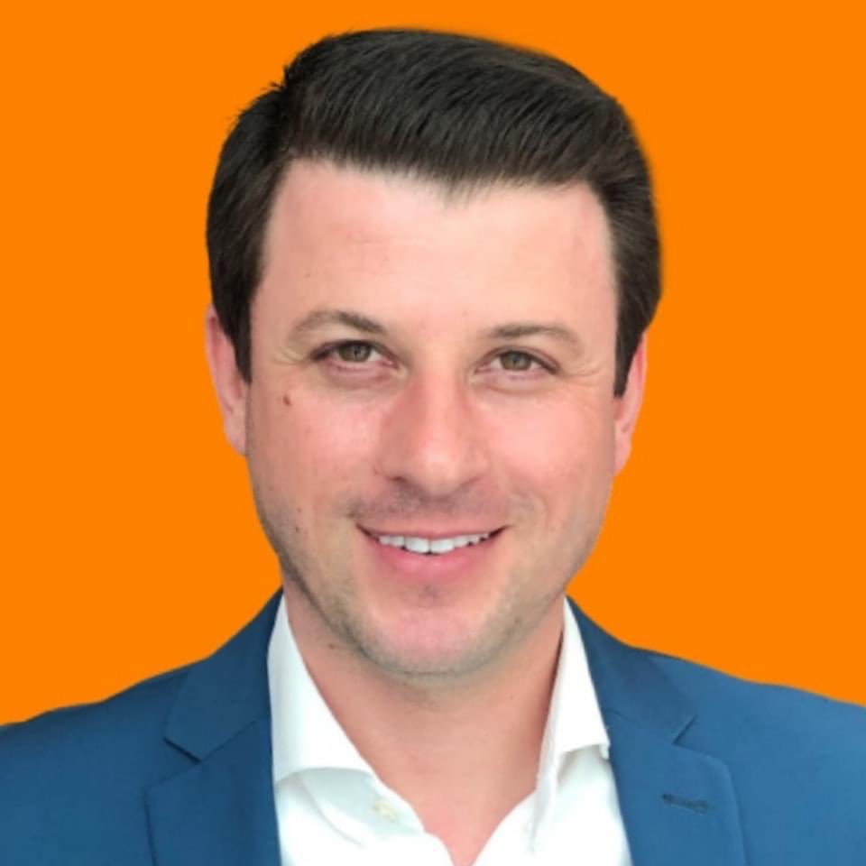 الإعلامي السوري المتألق "أحمد الفاخوري" يُغادر قناة BBC وينتقل إلى قناة الجزيرة القطرية.

يُذكر أنَّ الفاخوري تميّز بصوته الفخم وأسلوبه الشيّق بتقديم برنامجه Trending.
<a href="/ahmad_fakhori/">Ahmad Fakhouri أحمد فاخوري</a>