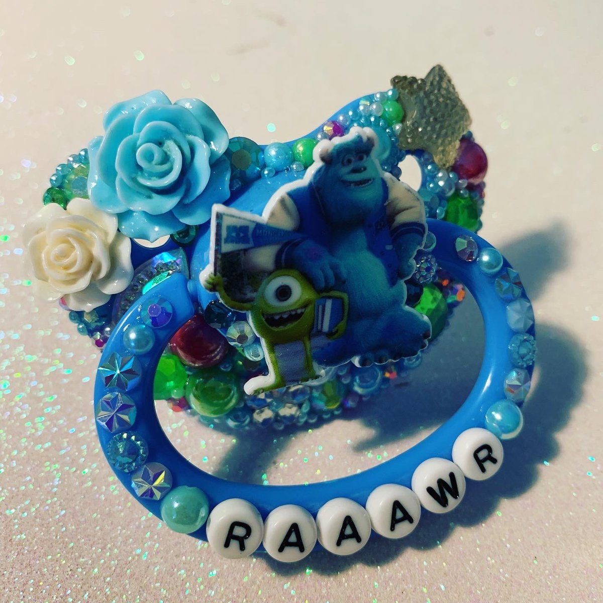 kinksparkle's tweet photo. ✨AVAILABLE✨ Mike &amp; Sulky “RAAAWR” adult paci now available! 
.
.
£19.99 including UK shipping (international shipping available for additional cost) 

#ddlgshop #decopaci #decopacifier #decipacishop #littlespaceddlg #littlespaceddlgshop #adblshop #adblpacifier #adultpaci https://t.co/QbsF6puWvH