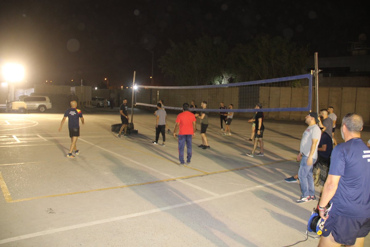 EMADmde's tweet photo. #BuenasNoches desde Irak, donde el personal del @EjercitoTierra 🇪🇸 en Bagdad 🇮🇶 aprovecha la noche 🌙 para practicar deporte ⚽🏐.  Allí esta semana rondan los 47ºC a la sombra  durante el día . #IntegraciónEnElMultidominio #Mandodeoperaciones https://t.co/KzmwNYcxLf