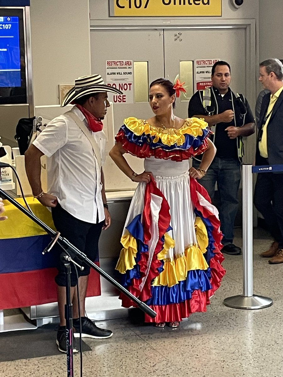 csarkari's tweet photo. Celebrating Colombian Independence Day, #EWR style! @united @rodney20148 @Tobyatunited @MikeHannaUAL @skarabetian @Jordan_Bykowsky https://t.co/WMsEX4nCH9
