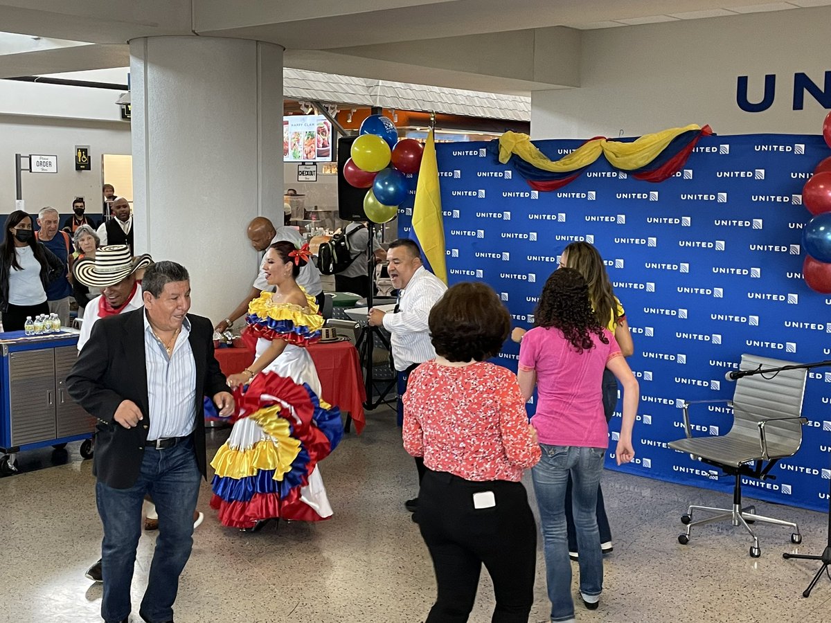 csarkari's tweet photo. Celebrating Colombian Independence Day, #EWR style! @united @rodney20148 @Tobyatunited @MikeHannaUAL @skarabetian @Jordan_Bykowsky https://t.co/WMsEX4nCH9