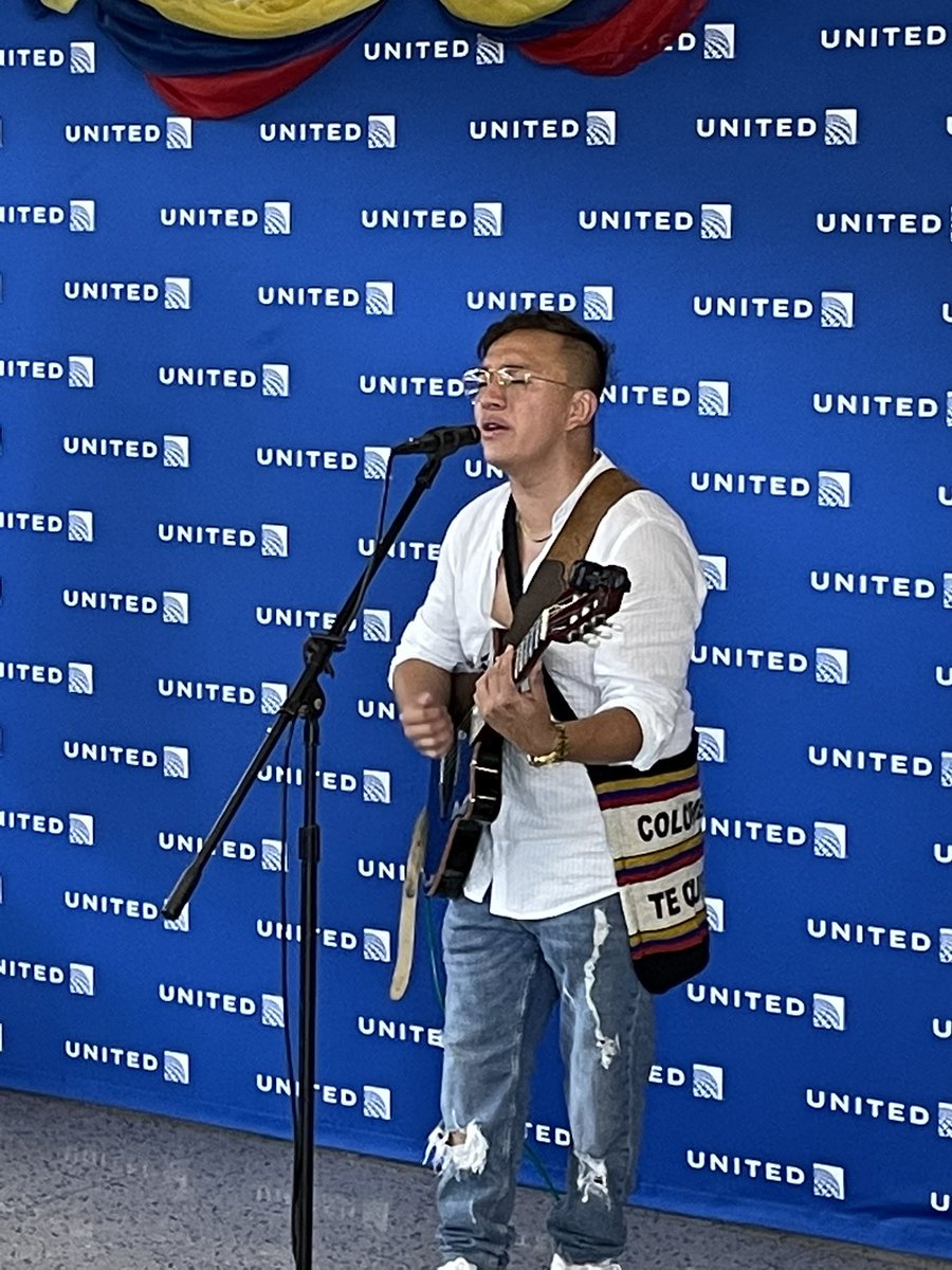 csarkari's tweet photo. Celebrating Colombian Independence Day, #EWR style! @united @rodney20148 @Tobyatunited @MikeHannaUAL @skarabetian @Jordan_Bykowsky https://t.co/WMsEX4nCH9