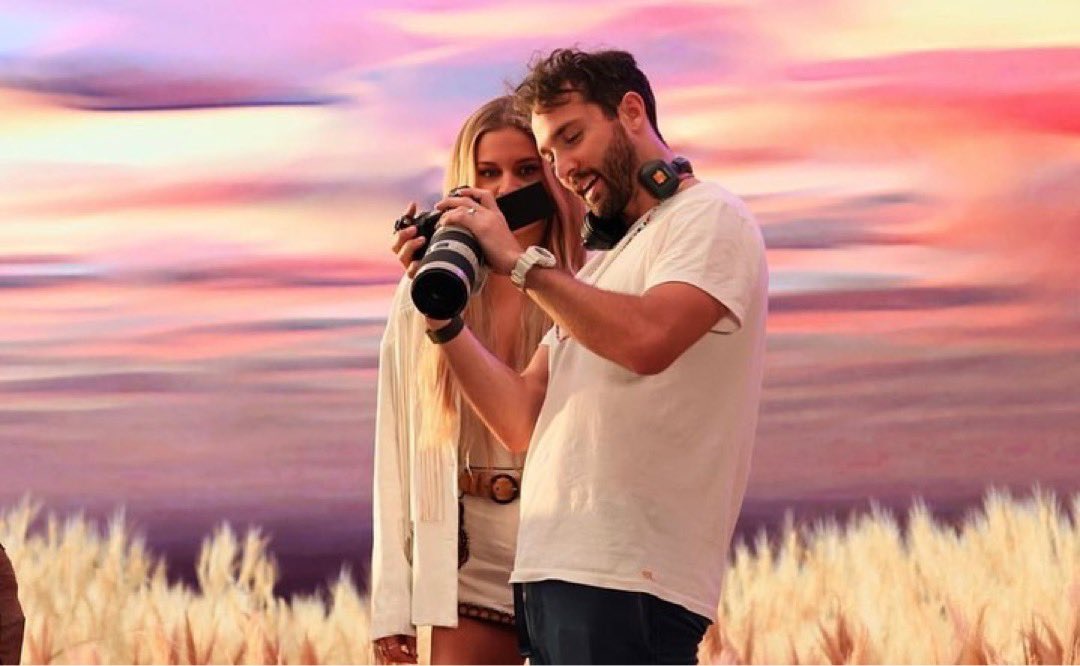 KelseaBallerini's tweet photo. MAKES YOUR HEART FEEL LIKE WILD HORSES IN YOUR CHEST, ya know? https://t.co/TVtD4oSsJ7