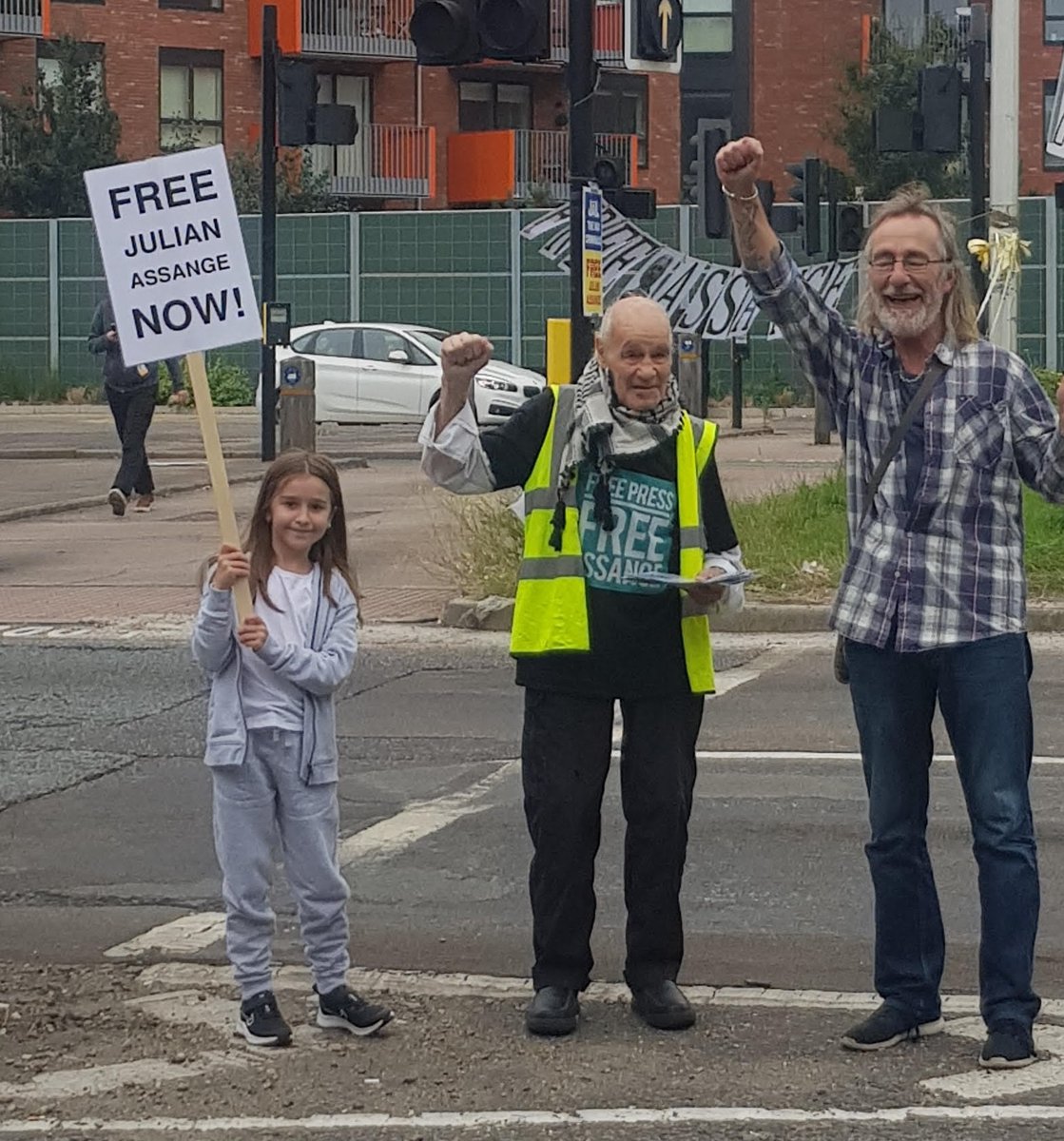 alimay101234's tweet photo. The torch passes to a new generation to Fight for Julian Assange. Eric always said: it is not about me; don't worry about me. Worry about the freedom of Julian Assange. RIP my old mate 29/02/28 - 20/07/22 https://t.co/N4IIYpATnq